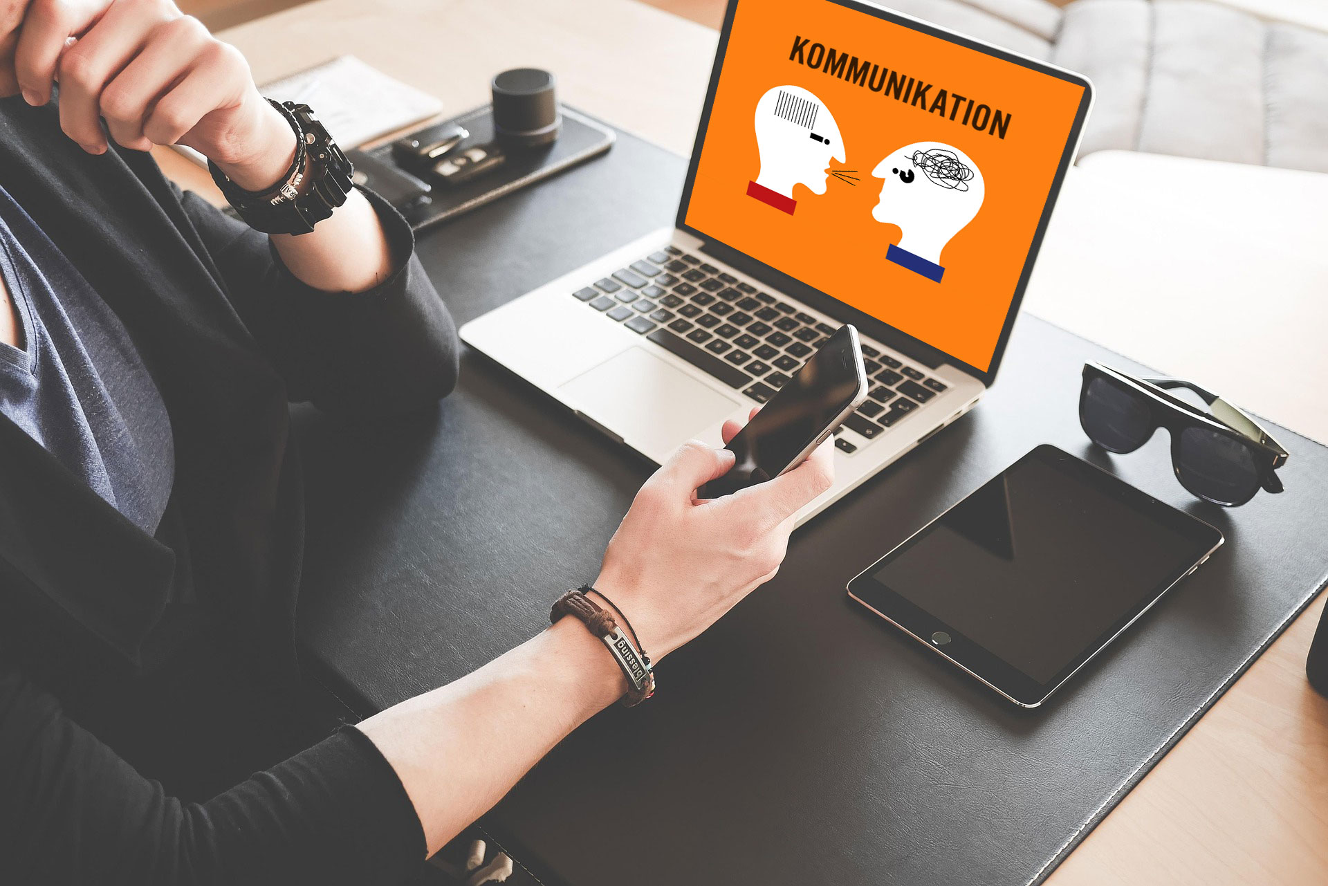 Kreativer Arbeitsplatz mit Laptop, Smartphone und Tablet